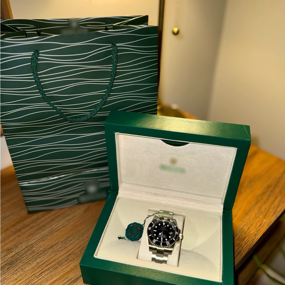Elegant Silver and Black Men's Watch